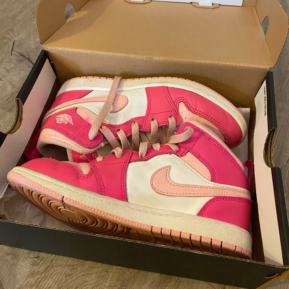 Kids Jordan’s pink size 2